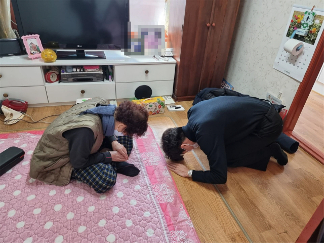 설 연휴를 하루 앞둔 지난 10일 취재진이 대구 수성구 범물동 홀몸노인을 방문해 세배를 하고 있다. 임재환 인턴기자