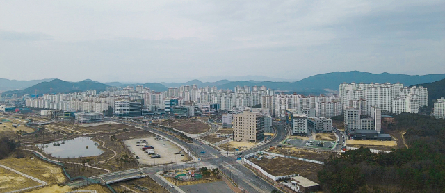 입 승격 기준인 인구 2만 명 돌파를 목전에 둔 경북도청 신도시 호명면 일대의 모습. 아파트 단지가 빽빽히 들어서 상전벽해를 실감하게 한다. 윤영민 기자