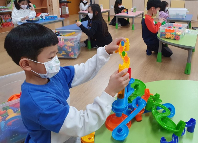 경북지역의 한 돌봄교실에서 어린이가 장난감을 가지고 놀고 있다. 사진은 기사와 관련 없음. 매일신문DB