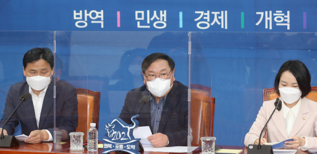 더불어민주당 김태년 원내대표가 14일 오후 서울 여의도 국회에서 열린 설 민심 전달 기자간담회에서 발언하고 있다. 연합뉴스