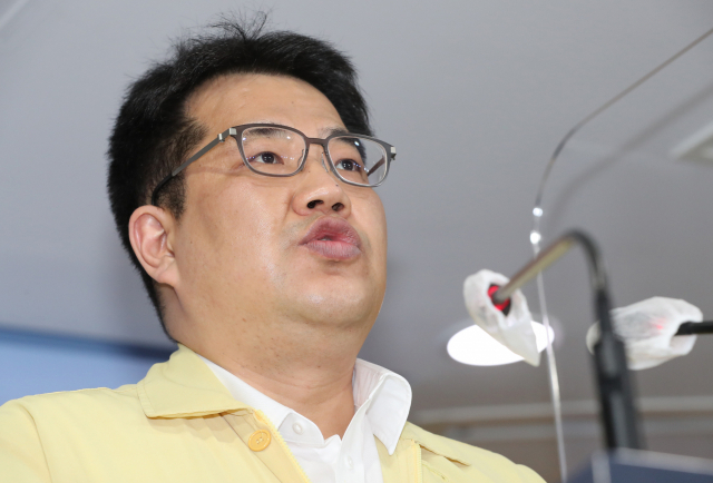 손영래 중앙사고수습본부 전략기획반장(보건복지부 대변인)이 14일 정부서울청사에서 코로나19 중대본 결과 브리핑을 하고 있다. 연합뉴스