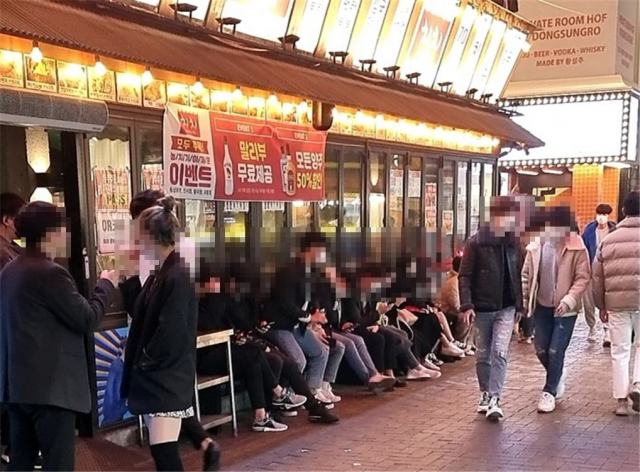 이번 설 연휴 대구 동성로는 사람들로 붐볐다. 주점 밖의 대기줄 간격은 거리 두기 없이 붙어 있는 곳도 있었다. 임재환 인턴기자