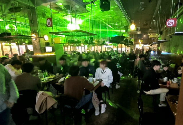 이번 설 연휴 대구 동성로 한 주점에 사람들로 붐비는 모습이다. 손님으로 꽉 찬 실내에선 많은 사람이 마스크를 벗었다. 임재환 인턴기자