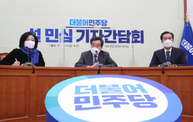 더불어민주당 이낙연 대표가 14일 오후 서울 여의도 국회에서 열린 설 민심 기자간담회에서 발언하고 있다. 왼쪽부터 박영선 서울시장 예비후보, 이 대표, 우상호 서울시장 예비후보. 연합뉴스