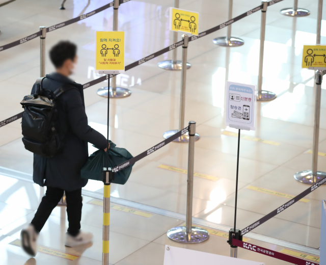 설 연휴를 하루 앞둔 10일 오전 서울 강서구 김포공항 국내선 청사에서 한 시민이 탑승장으로 향하고 있다. 연합뉴스