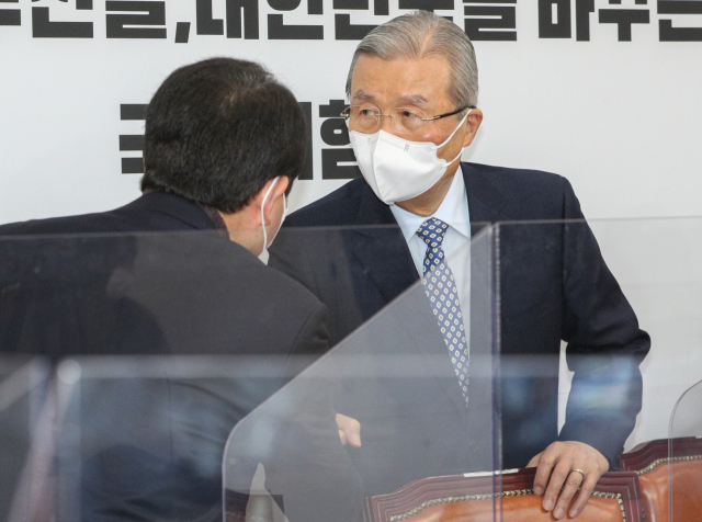 국민의힘 김종인 비상대책위원장이 15일 오전 서울 여의도 국회에서 열린 비상대책위원회의에 참석, 인사하고 있다. 연합뉴스