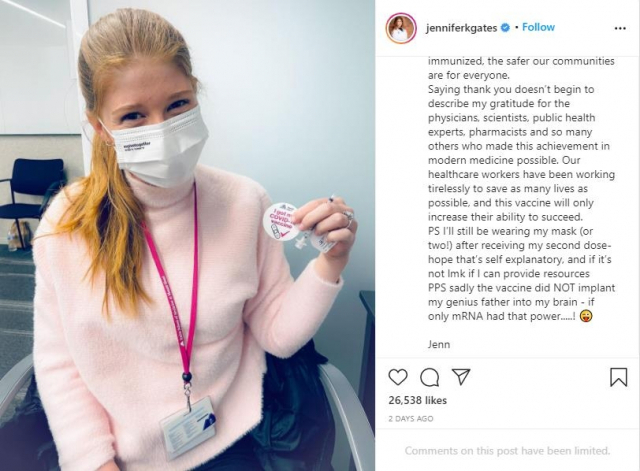 빌 게이츠의 딸 제니퍼 K 게이츠가 인스타그램에 코로나19 백신을 접종한 인증 사진과 글을 올렸다. 인스타그램 갈무리