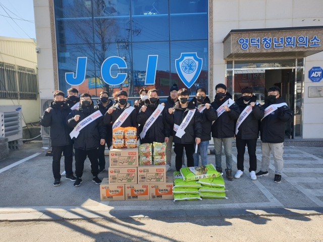 영덕청년회의소 회원들이 이달부터 시작된 지역 상권 이용 릴레이 캠페인에 첫 주자로 참가했다. 영덕군 제공