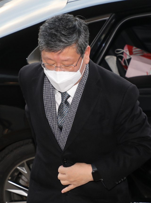 이용구 법무부 차관이 10일 오전 정부과천청사로 출근하고 있다. 연합뉴스