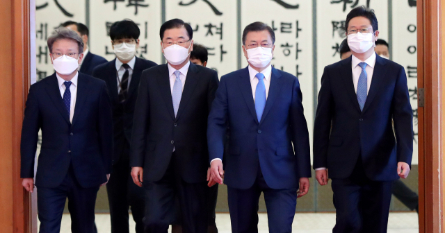 문재인 대통령이 15일 청와대에서 신임 국무위원 임명장 수여식을 마친 후 정의용 외교부 장관, 권칠승 중소벤처기업부 장관, 황희 문화체육관광부 장관 등과 환담장으로 이동하고 있다. 연합뉴스
