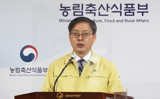 박병홍 농림축산식품부 식품산업정책실장이 15일 오전 세종시 정부세종청사에서 고병원성 조류인플루엔자(AI) 방역 대책 추진방안을 브리핑하고 있다. 연합뉴스