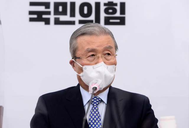 국민의힘 김종인 비상대책위원장이 15일 오전 서울 여의도 국회에서 열린 비상대책위원회의에서 발언하고 있다. 연합뉴스