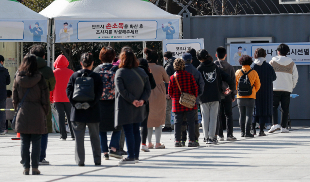 설 연휴 이후 코로나19 방역 강화를 위한 임시선별검사소가 15일 대구 국채보상운동기념공원에서 운영을 시작해 시민들이 검사 차례를 기다리고 있다. 대구시 관계자는 