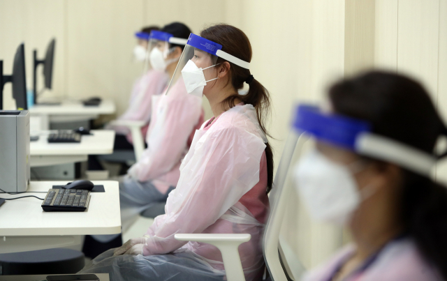 10일 대구 중구 계명대학교 대구동산병원에 마련된 신종 코로나바이러스 감염증(코로나19) 예방접종센터에서 백신 접종 업무를 맡은 의료진이 대기하고 있다. 연합뉴스