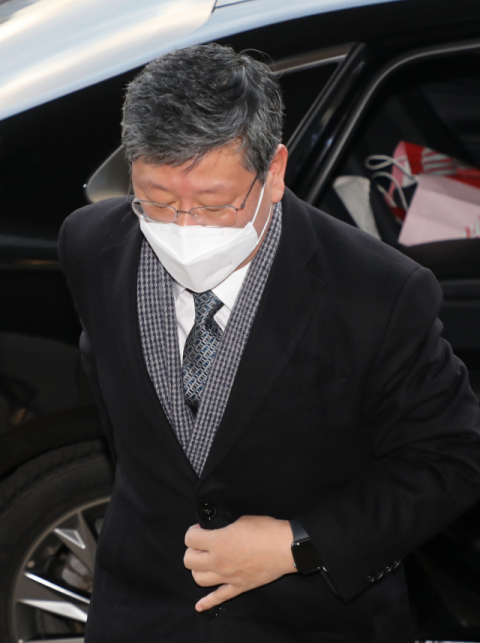 이용구 법무부 차관이 10일 오전 정부과천청사로 출근하고 있다. 연합뉴스