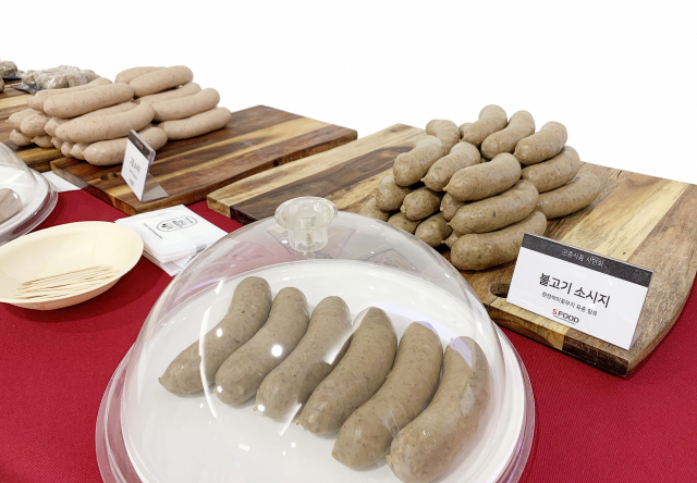 경북도와 에쓰푸드(주)가 공동개발한 육가공 시제품(불고기소세지). 흰점박이꽃무지 유충이 함유됐다. 경북도 제공