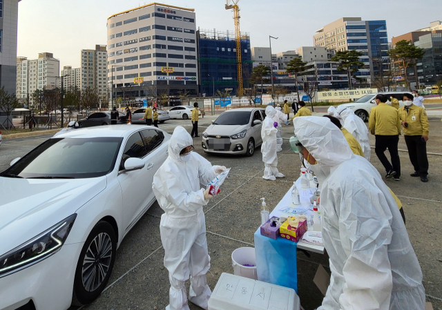 안동시가 코로나19 완치 판정자들의 건강한 일상생활 복귀를 돕는 상담 지원 프로그램을 실시하고 있다. 사진은 안동시 코로나19 선별진료 모습. 매일신문 D/B