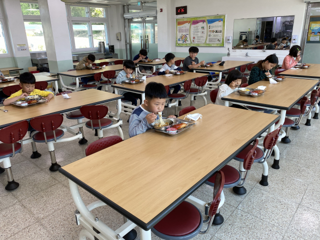 김천 위량초등학교 학생들이 개인 간 안전거리를 유지한 상황에서 탄력적 급식을 제공한 모습. 경북도교육청 제공