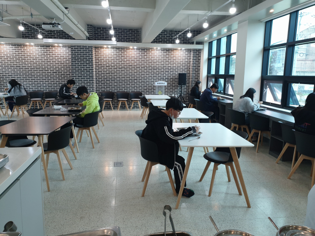 예천 용궁중학교에서 진행된 탄력적 급식의 모습. 학교에서는 사전 방역과 개인 간 거리 확보 등 학생들의 코로나19 예방도 최우선으로 고려하고 있다. 경북도교육청 제공