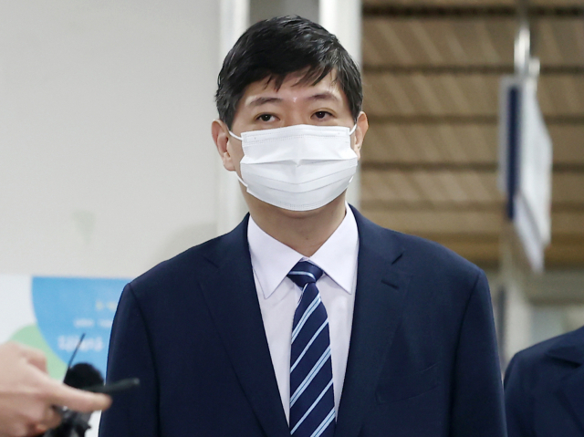 지난해 4·15 총선에서 재산을 고의로 누락해 신고한 혐의로 재판을 받아 온 김대중 전 대통령의 3남 김홍걸(현재 무소속) 의원이 16일 오전 서초구 서울중앙지법에서 열린 1심 선고 공판에 출석하고 있다. 연합뉴스