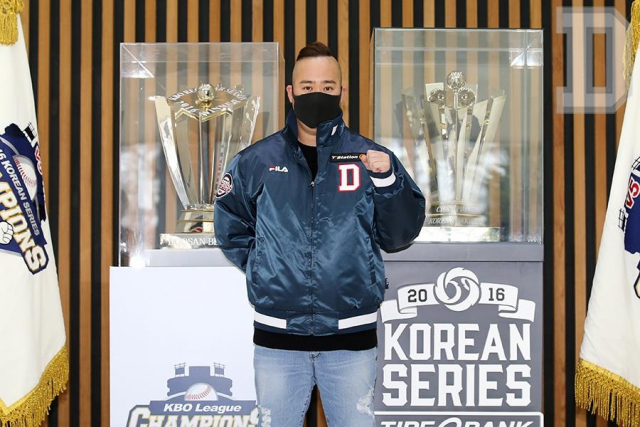 두산 베어스 좌완 유희관이 16일 서울시 잠실구장 두산 베어스 사무실에서 FA 계약을 마친 뒤, 기념 촬영을 하고 있다. 두산 베어스 제공