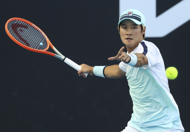 권순우(97위·당진시청)가 남자프로테니스(ATP) 비엘라 챌린저 2차 대회(총상금 13만2천280 유로) 단식 16강에 진출했다. 사진은 권순우가 지난 9일(현지시간) 호주 멜버른의 멜버른파크에서 열린 호주오픈 테니스대회 남자 단식 1회전에서 경기에 나선 모습. 연합뉴스