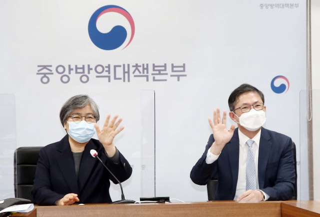 정은경 질병관리청장(왼쪽)과 안재용 SK바이오사이언스(SKB) 대표가 16일 오전 충북 오송 질병관리청 상황판단실에서 열린 