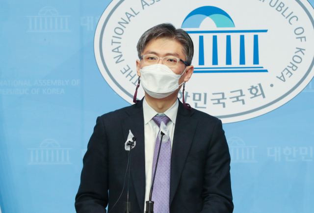 서울시장 보궐선거에 출마한 시대전환 조정훈 의원이 10일 국회 소통관에서 부동산 정책공약을 발표하고 있다. 연합뉴스