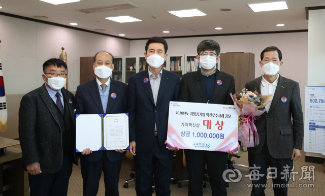 포항시시설관리공단 심덕보(왼쪽 두 번째) 이사장이 지방공기업 혁신 우수사례 공모전 대상 수상으로 받은 상금을 16일 포항시장학기금으로 기부하고 있다. 포항시시설관리공단 제공