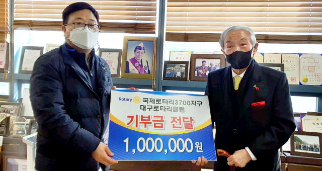 대구로타리클럽(회장 서종환)은 16일 대구광역시지체장애인협회(회장 김창환)에 기부금 100만원을 전달했다. 대구광역시지체장애인협회 제공