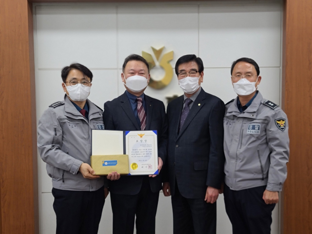 16일 포항 남포항농협 대송지점에서 설광욱 지점장이 포항남부경찰서장 표창장을 받고 있다. 포항 남포항농협 제공.