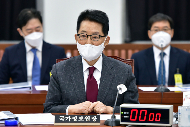 박지원 국가정보원장이 16일 오전 국회에서 열린 정보위원회 전체회의에 참석하고 있다. 연합뉴스