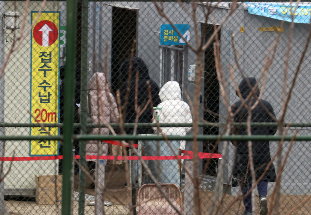 16일 오전 서울 용산구 순천향대 서울병원 임시선별진료소에서 의료진이 분주히 움직이고 있다. 순천향대 서울병원 누적 확진자는 104명. 연합뉴스