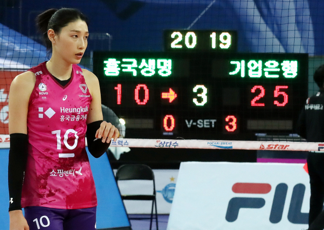 16일 인천 계양체육관에서 열린 여자프로배구 인천 흥국생명 핑크스파이더스와 화성 IBK기업은행 알토스의 경기. IBK기업은행에 패한 흥국생명 김연경이 아쉬운 표정을 짓고 있다. 연합뉴스