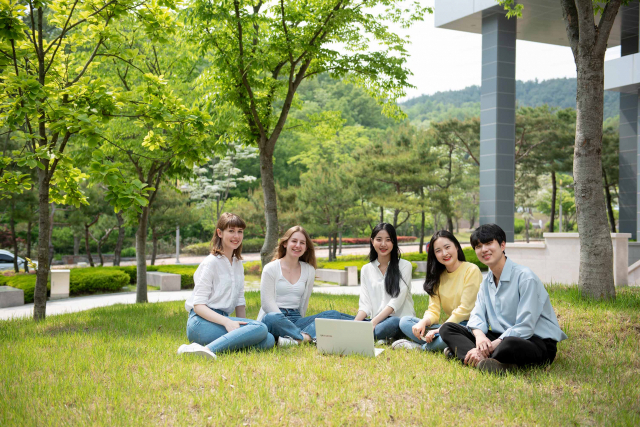 영진전문대 학생들이 캠퍼스에서 활짝 웃고 있다. 영진전문대 제공
