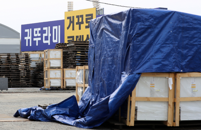 16일 충남 아산시 탕정면 귀뚜라미보일러 아산공장에 적막감이 흐르고 있다. 방역 당국은 이 공장에서 코로나19 확진자가 무더기로 나오고 있다고 밝혔다. 연합뉴스