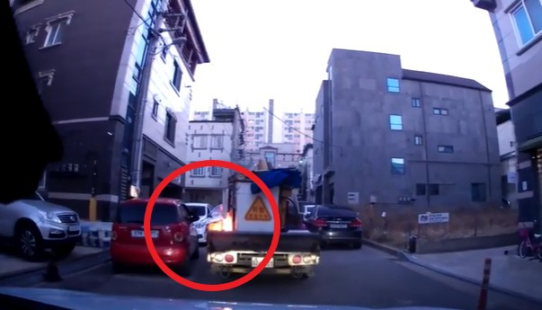 불이 난 차량 모습. 영상 캡처