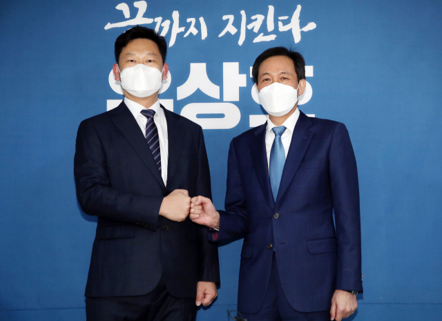 더불어민주당 우상호 서울시장 경선후보(오른쪽)가 17일 서울 여의도 선거캠프를 격려 방문한 곽상언 변호사와 기념촬영을 하고 있다. 연합뉴스