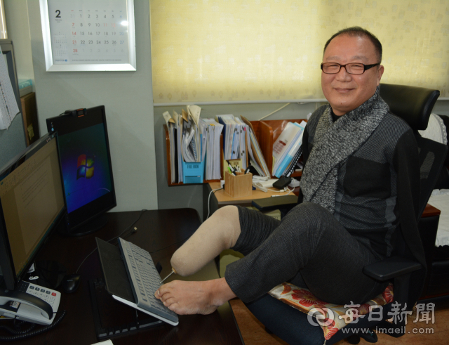 22세 때 감전사고로 양팔과 오른쪽 다리를 잃은 1급 지체장애인 이범식 씨가 만학도로 10년 동안 공부해 대구대학교 대학원에서 직업재활전공으로 이학박사 학위를 받는다. 김진만 기자