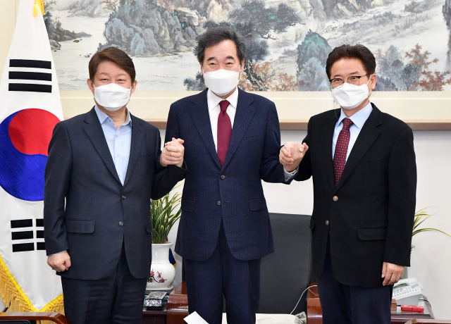 권영진 대구시장, 이철우 경북도지사가 17일 국회를 방문, 이낙연(가운데) 더불어민주당 대표를 만나 대구경북 신공항 특별법 2월 통과를 위한 협조를 요청했다. 경북도 제공