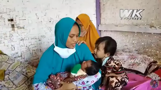 기적적(?)으로 태어난 아기를 안고 있는 시티의 모습. 인도네시아 유튜브 채널 Wa Kucir Official 갈무리