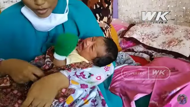 시티에게 안겨 있는 아기의 모습. 인도네시아 유튜브 채널 Wa Kucir Official 갈무리