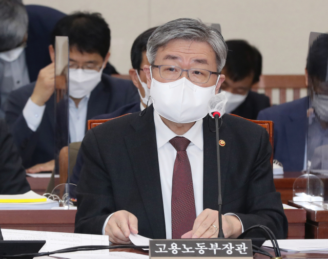 이재갑 고용노동부 장관이 16일 오전 국회에서 열린 환경노동위원회 전체회의에 출석해 의원 질의를 듣고 있다. 연합뉴스