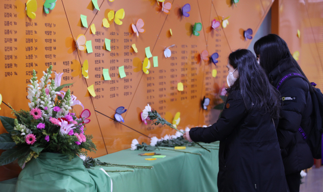 대구 지하철 참사 18주기를 하루 앞둔 17일 오후 대구 도시철도 1호선 중앙로역에 마련된 기억 공간을 찾은 시민들이 희생자들을 추모하고 있다. 김영진 기자 kyjmaeil@imaeil.com