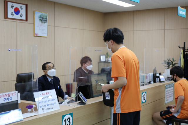 17일 대구경북지방병무청 병역판정검사장에서 병역판정관이 검사 대상자에게 병역처분을 하고 있다. 대구경북지방병무청 제공