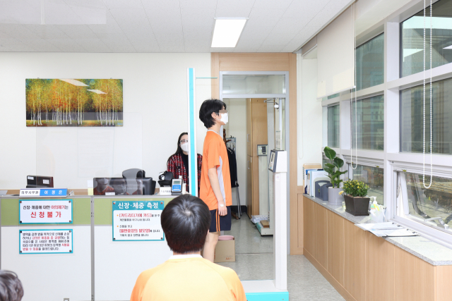 17일 대구경북지방병무청 병역판정검사장에서 직원이 검사 대상자의 신장과 체중을 측정하고 있다. 대구경북지방병무청 제공