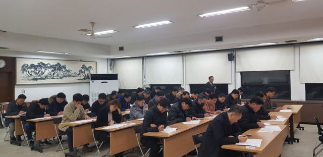 대한탐정연합회가 주관하는 탐정 관련 자격검정시험을 응시생들이 치루고 있는 모습. 대탐연 제공
