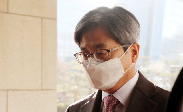 김명수 대법원장이 17일 오전 서초구 대법원으로 출근하고 있다. 연합뉴스