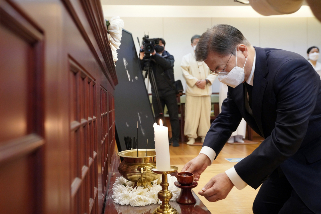 문재인 대통령이 17일 오전 서울 종로구 서울대병원 장례식장에 마련된 고(故) 백기완 통일문제연구소장 빈소를 조문하고 있다. 연합뉴스