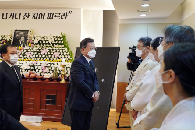 문재인 대통령이 17일 오전 서울 종로구 서울대병원 장례식장에 마련된 고(故) 백기완 통일문제연구소장 빈소를 방문해 유족을 위로하고 있다. 연합뉴스